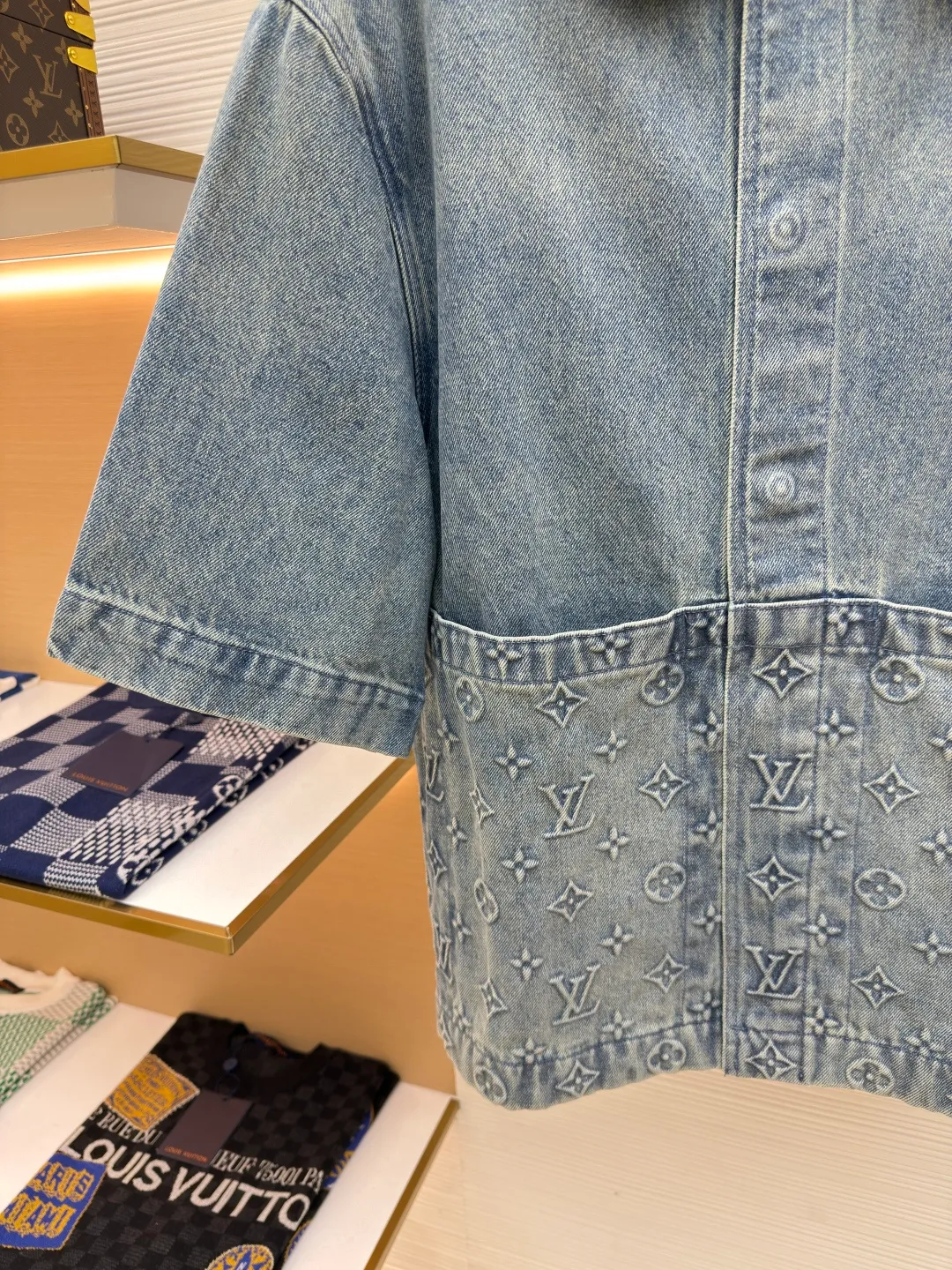 LOUIS VUITTON embossed denim jacket ●Authentic product: purchased and developed at 8599 ●Item number: 1680248-B25 ●Fabric: washed denim ●Technology: distressed washed ●Version: fitted version ●Weight: about 975g ●Size: 46-48-50-52 ●Description: embellished with classic Monogram elements. The season's sharp corner pockets are designed with zippered trouser legs to create a loose fit. The hammer fixing ring takes on the shape of an LV and is paired with a special leather tag. The overall wiring is straight and delicate, the fabric is comfortable and soft, and the color is consistent without color difference. It can be matched with the same style to create a fashionable look and control various occasions. Customized accessories, complete with three standards, same style for men and women!